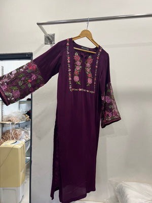Kurta con Kashmiri Aari y Kardana destacando