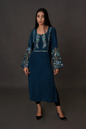 Kurta con Kashmiri Aari y Kardana destacando