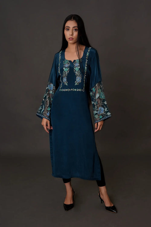 Kurta con Kashmiri Aari y Kardana destacando