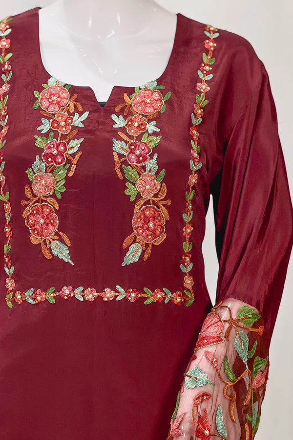 Kurta con Kashmiri Aari y Kardana destacando