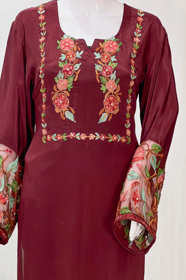 Kurta con Kashmiri Aari y Kardana destacando