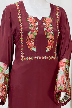 Kurta con Kashmiri Aari y Kardana destacando