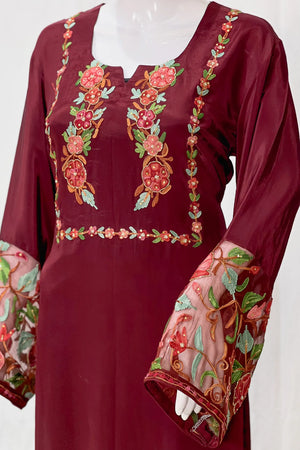 Kurta con Kashmiri Aari y Kardana destacando
