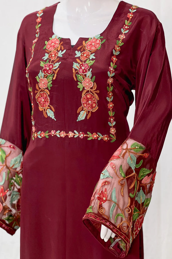 Kurta con Kashmiri Aari y Kardana destacando