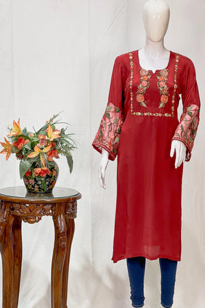Kurta con Kashmiri Aari y Kardana destacando