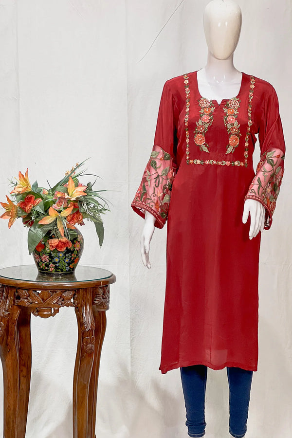 Kurta con Kashmiri Aari y Kardana destacando