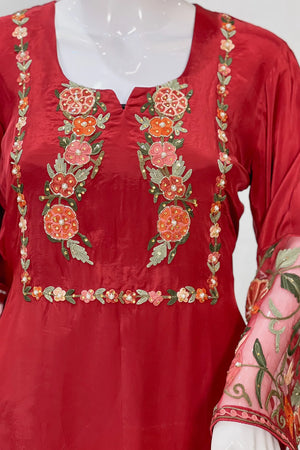 Kurta con Kashmiri Aari y Kardana destacando
