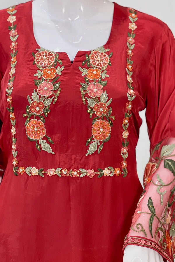 Kurta con Kashmiri Aari y Kardana destacando