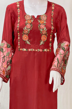 Kurta con Kashmiri Aari y Kardana destacando