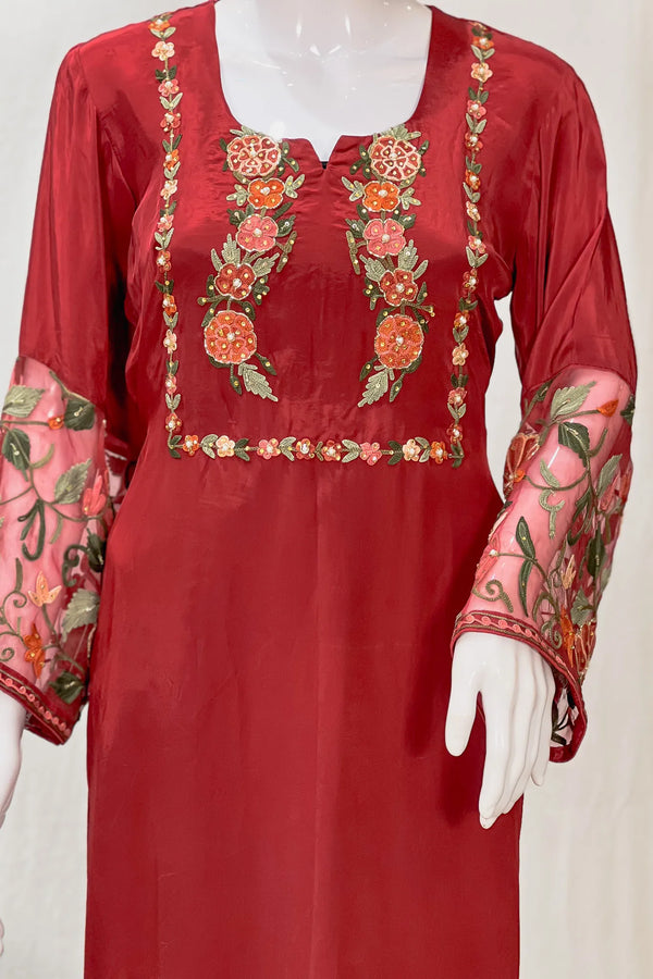 Kurta con Kashmiri Aari y Kardana destacando