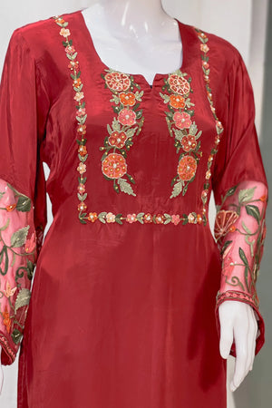 Kurta con Kashmiri Aari y Kardana destacando