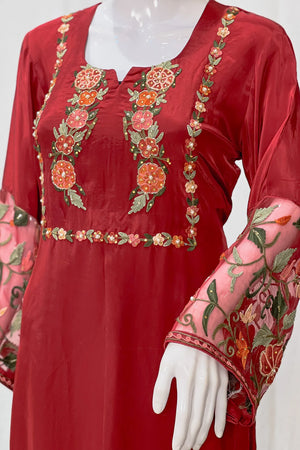 Kurta con Kashmiri Aari y Kardana destacando