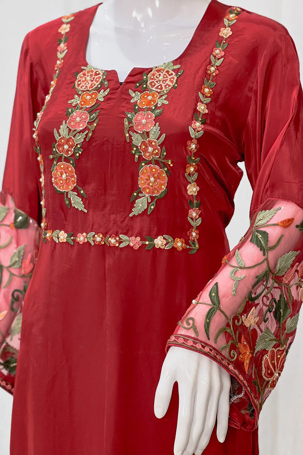 Kurta con Kashmiri Aari y Kardana destacando