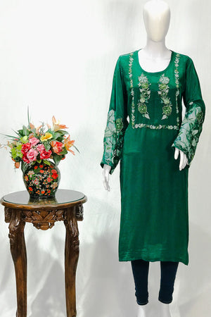 Kurta con Kashmiri Aari y Kardana destacando