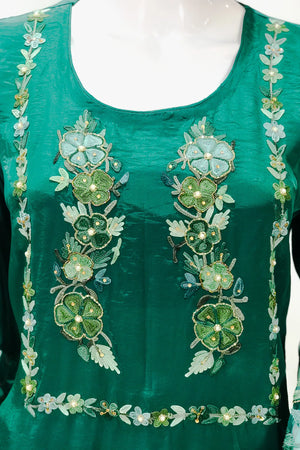 Kurta con Kashmiri Aari y Kardana destacando