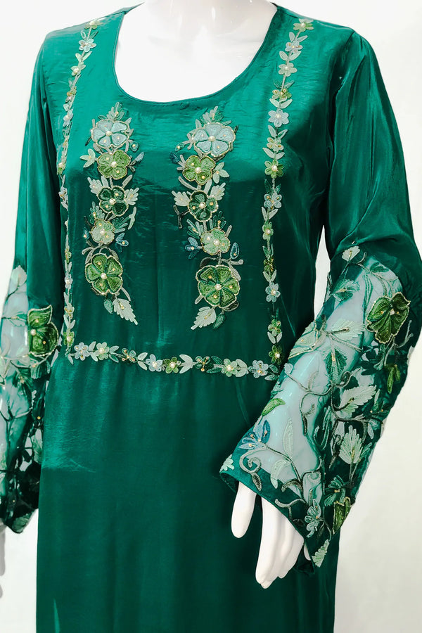 Kurta con Kashmiri Aari y Kardana destacando