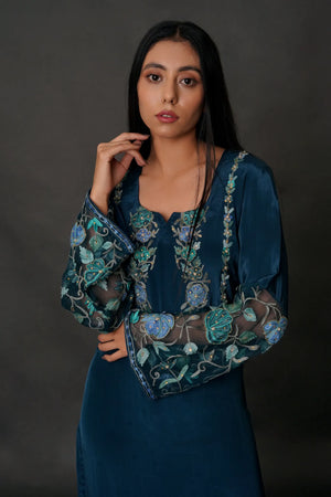 Kurta con Kashmiri Aari y Kardana destacando
