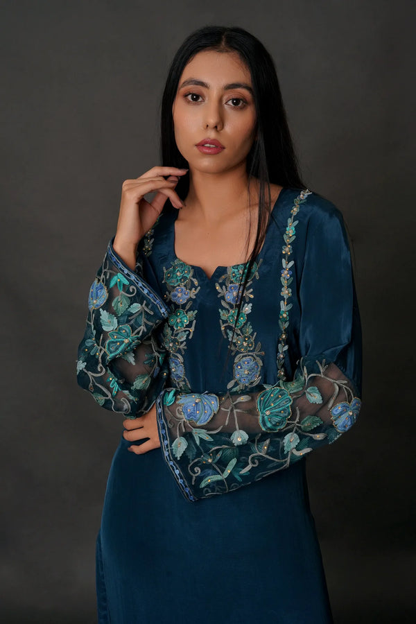 Kurta con Kashmiri Aari y Kardana destacando