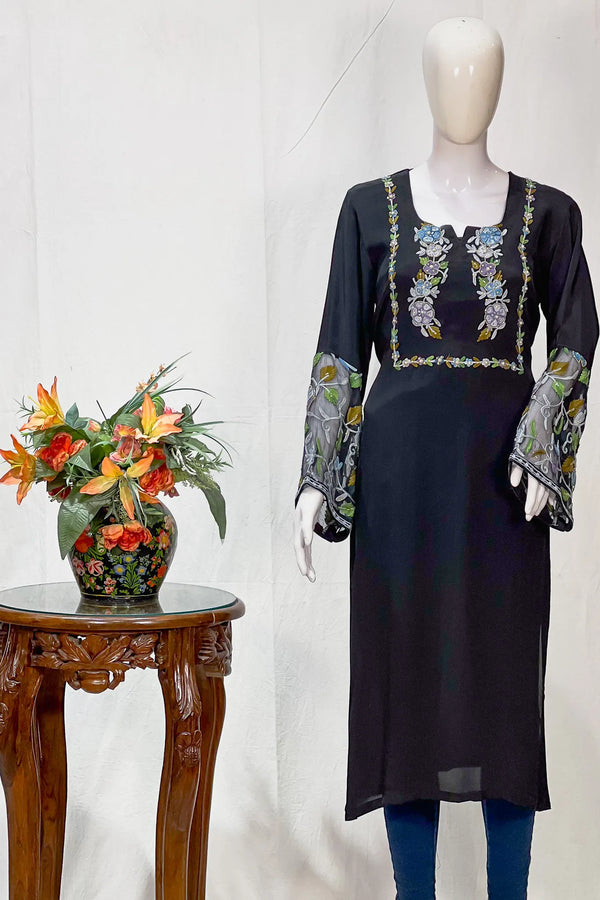 Kurta con Kashmiri Aari y Kardana destacando