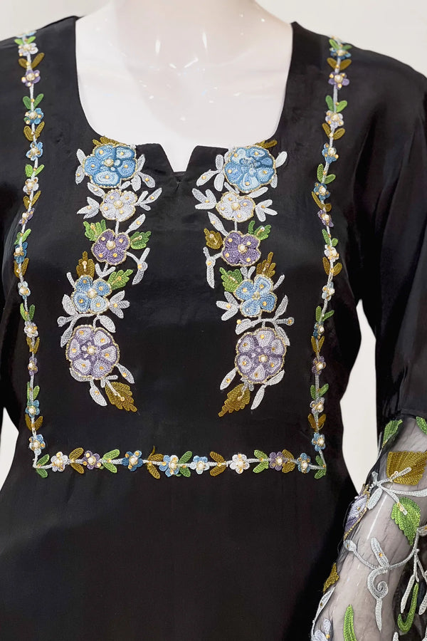 Kurta con Kashmiri Aari y Kardana destacando