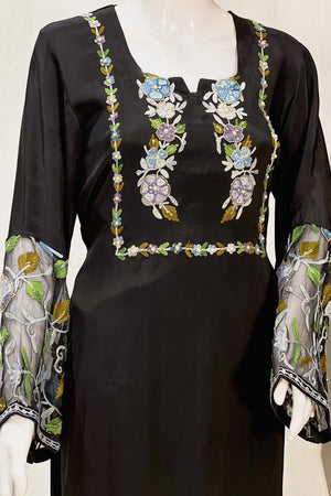 Kurta con Kashmiri Aari y Kardana destacando