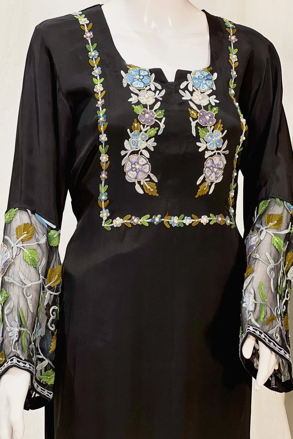 Kurta con Kashmiri Aari y Kardana destacando