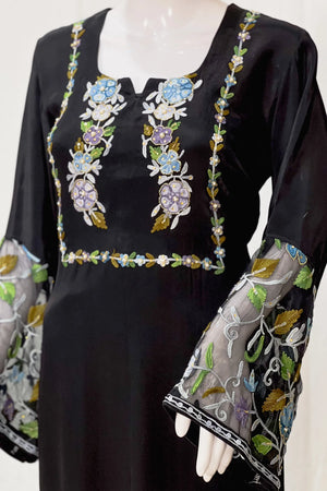 Kurta con Kashmiri Aari y Kardana destacando