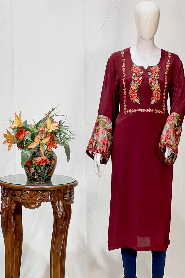 Kurta con Kashmiri Aari y Kardana destacando
