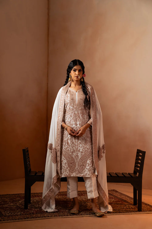 women in salwar suit