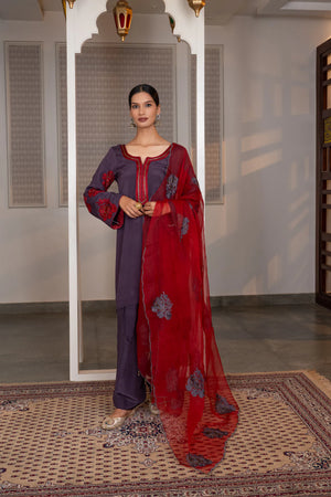 #Mauve - Detail of keyhole neckline with red and metallic Kardana trim running down the placket on mauve Chinon kurta