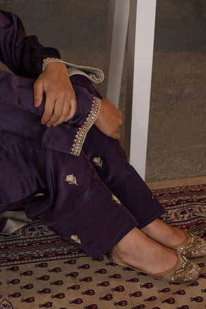 #Mauve - Close-up of salwar hem and leg showing scattered gold buti motifs and gold border trim at the ankle hem.