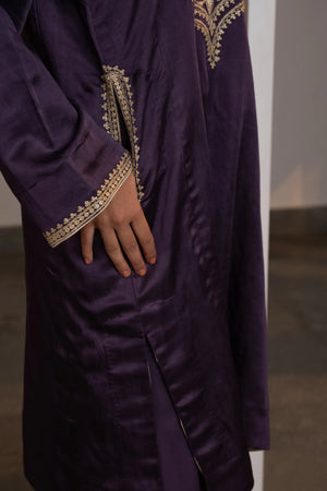 #Mauve - Close-up of kurta side slit and slim gold tilla border on cuff; in-seam pocket visible at hip.
