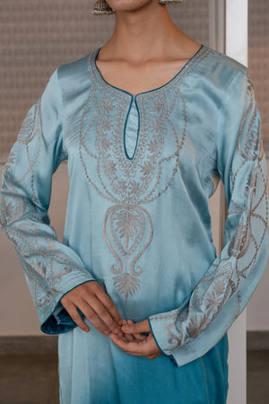 #OmbreSky&PeacockBlue - Close-up of keyhole neckline on sky-blue ombre kurta with dense silver zari chain swag and buti embroidery