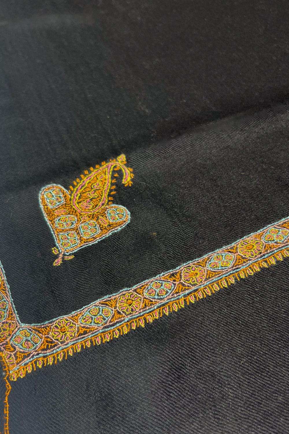 Black Pashmina Sozni Shawl