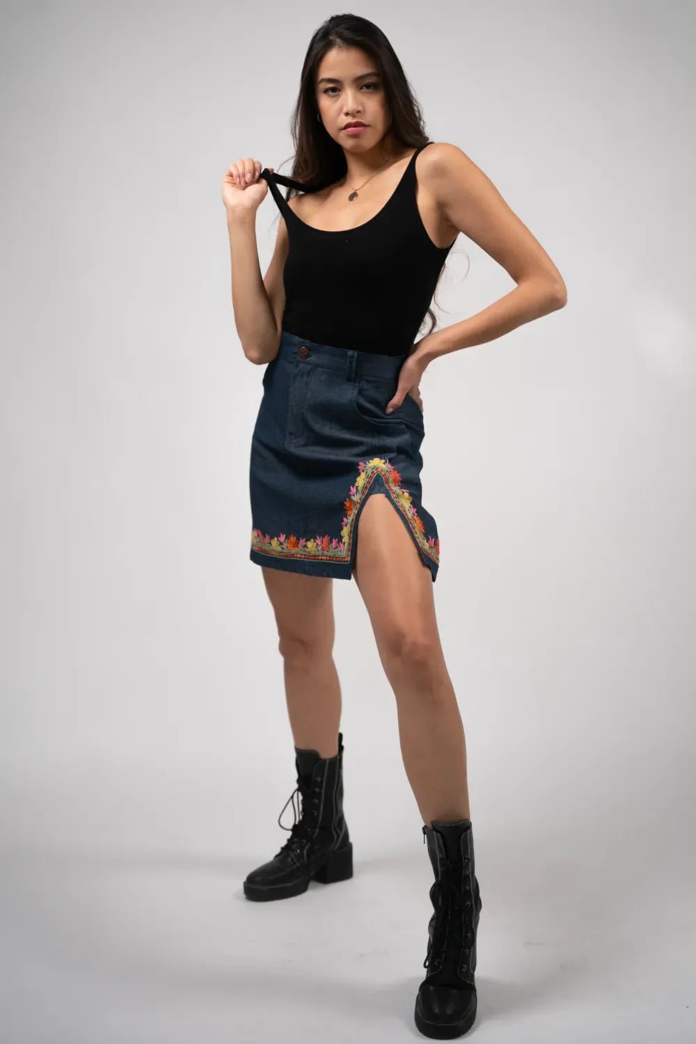 Falda vaquera con borde bordado