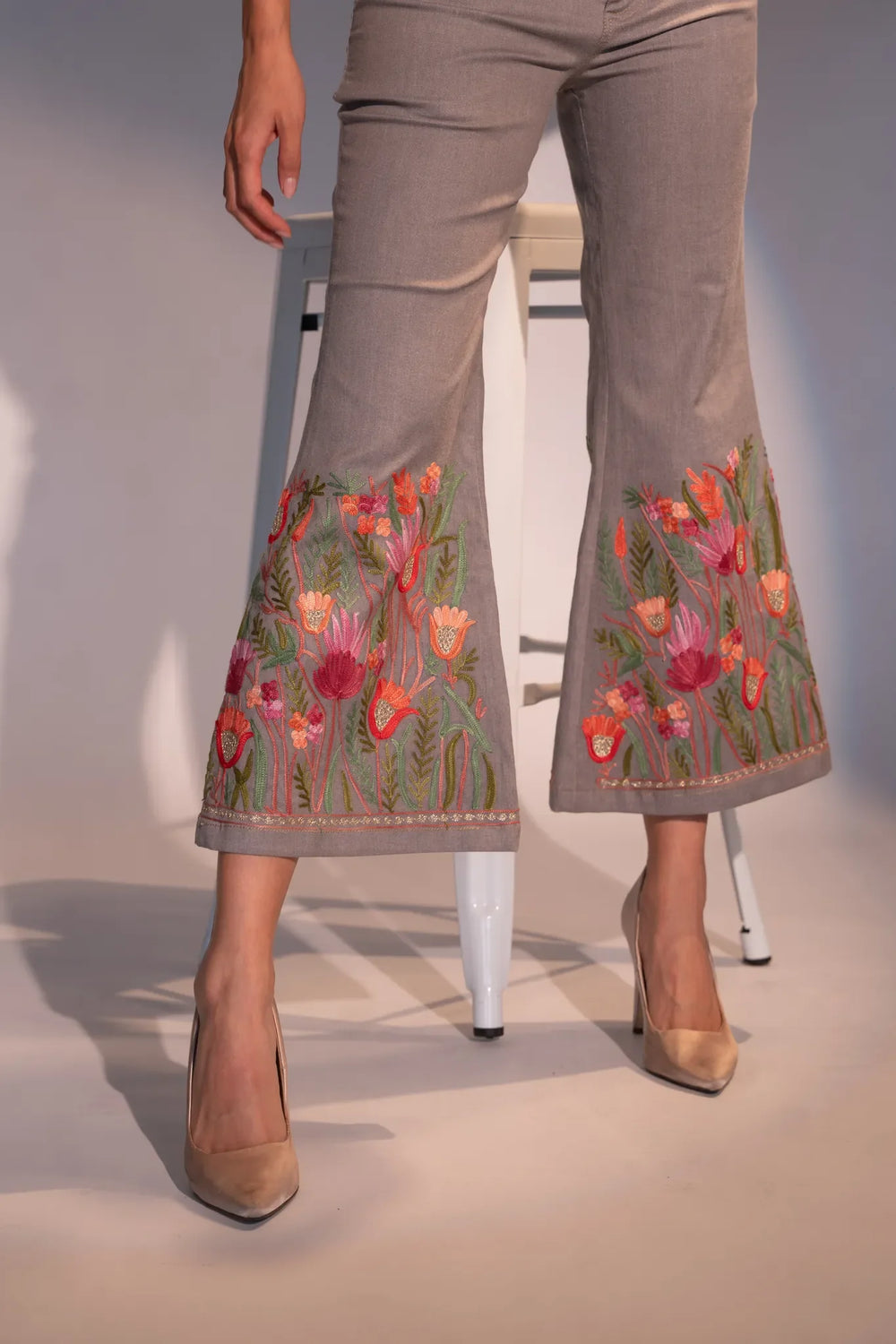 Pantalón acampanado de mezclilla con tulipán gris