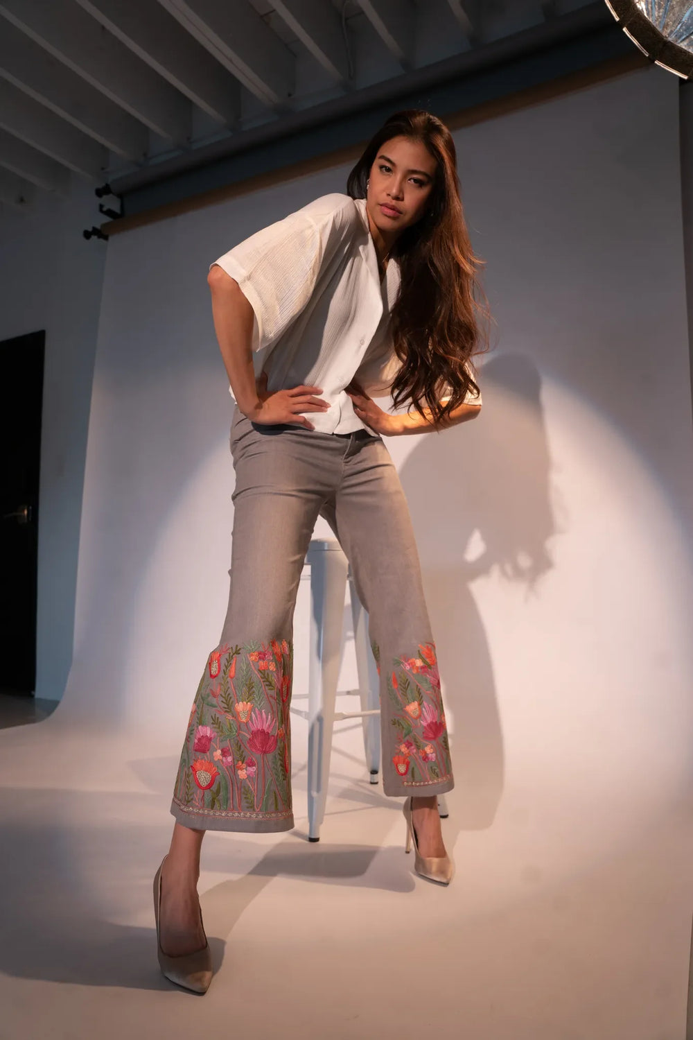 Pantalón acampanado de mezclilla con tulipán gris