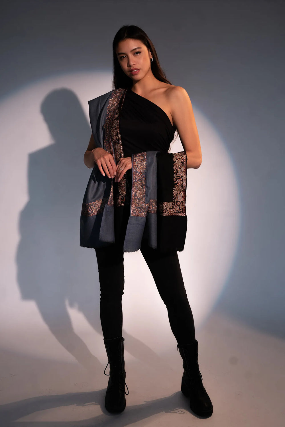 Chal de cachemira Imperial Threads gris y negro