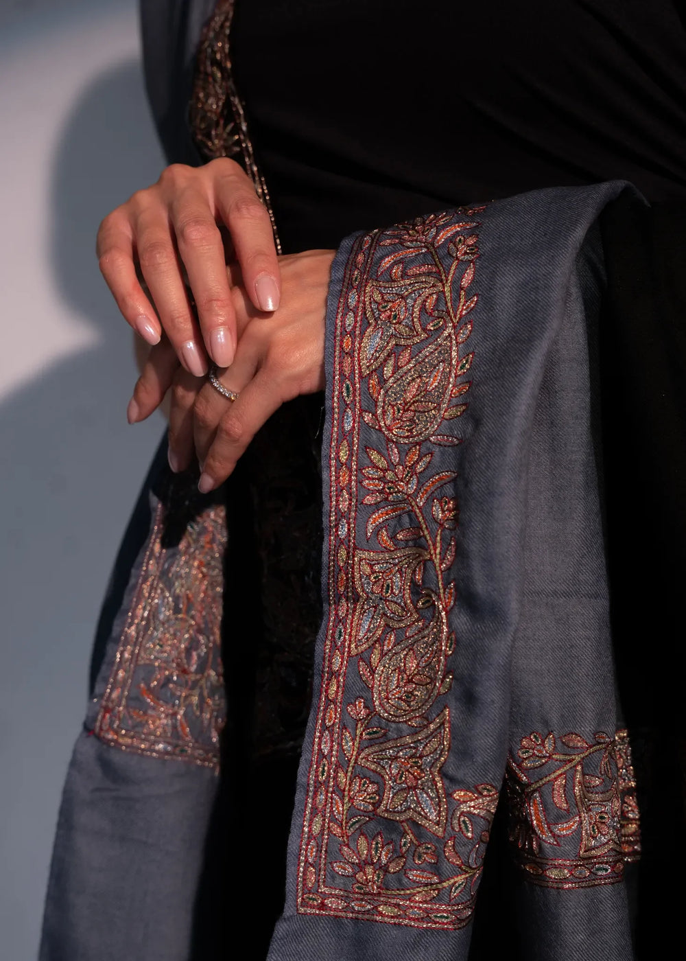 Chal de cachemira Imperial Threads gris y negro
