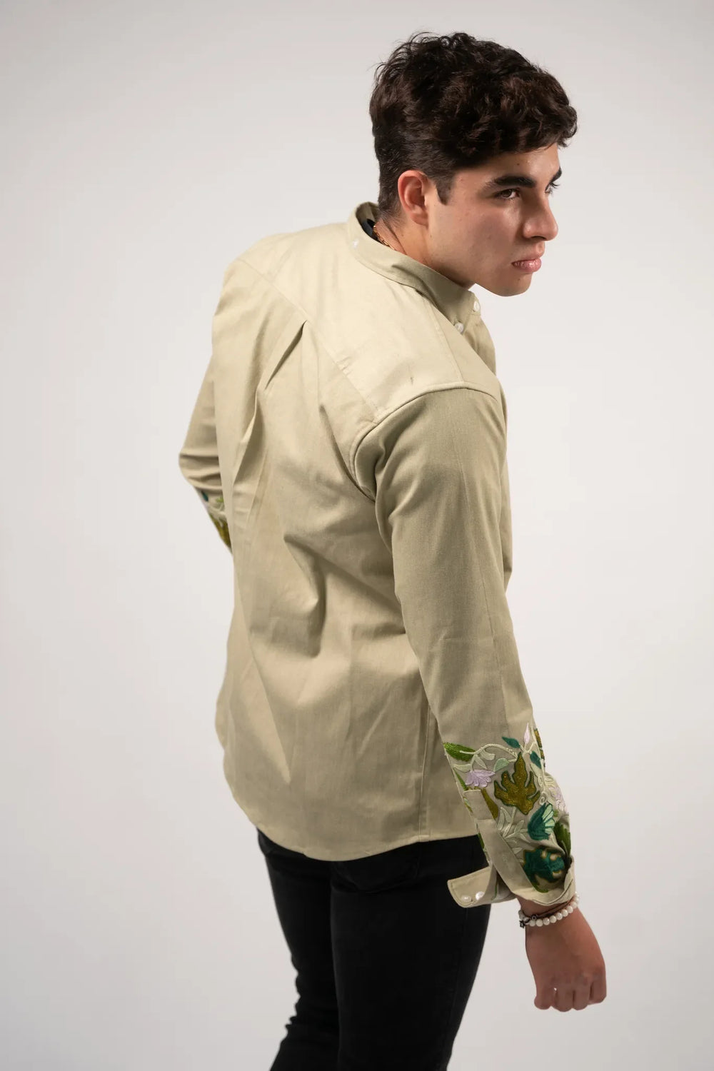 Camisa vaquera con detalles de hoja de arce