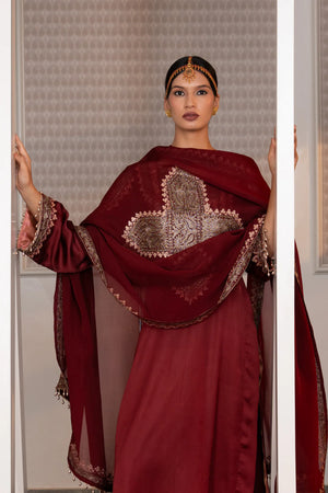 #Maroon - Close-up of dupatta centre showing large paisley medallion in antique gold and rose-pink zari on maroon semi organza