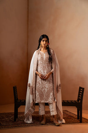 women in salwar suit