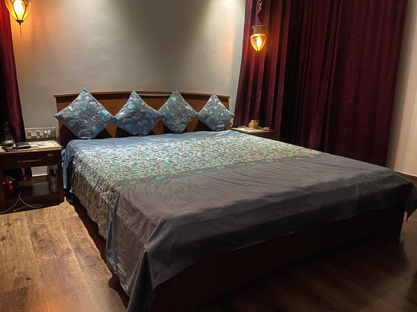 Chiaroscuro Leaves Bed Cover