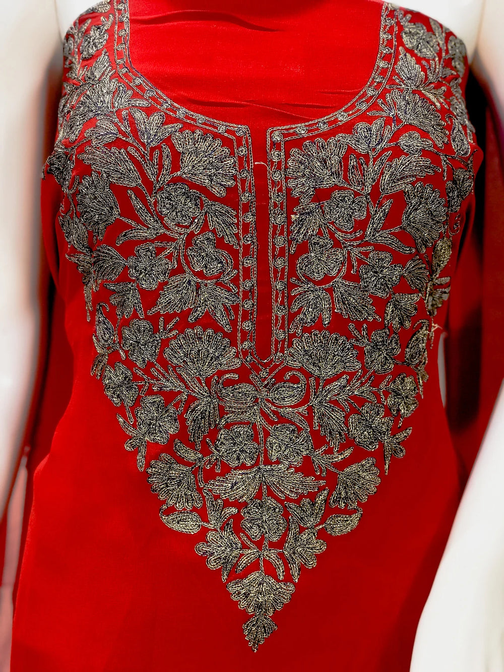 Traje salwar de Cachemira con bordado de hilo zari